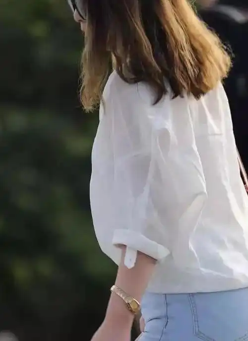 微胖女人的紧身牛仔裤,饱满紧绷的背影,裤子被撑到变形