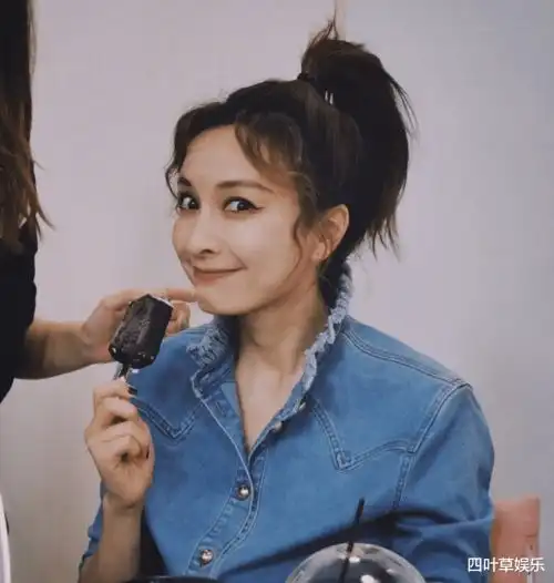 孟佳晒姐姐们美照,郑希怡面前像小女生,张雨绮气场绝了