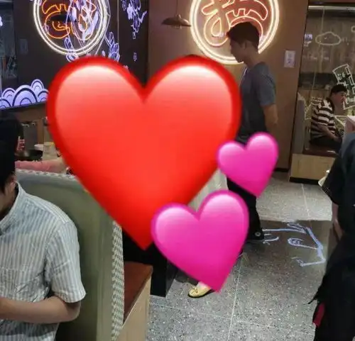 偶遇吴永恩帅气多金新店开业人气爆棚,脚上鞋子与女友秀足恩爱