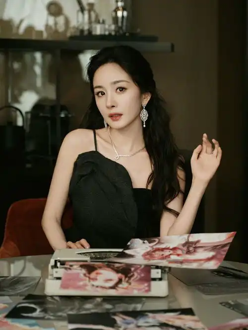 杨幂黑色高开叉吊带裙展美腿,身材纤细皮肤白皙,女神魅力爆棚