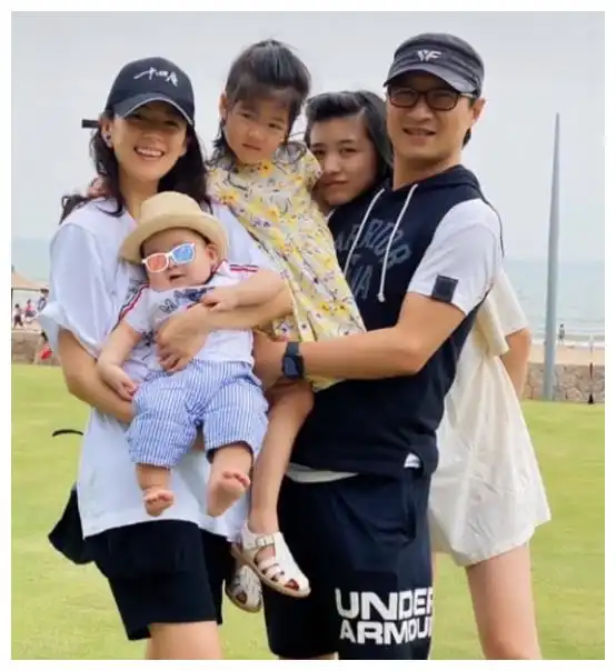 章子怡首晒儿子正脸照,一家五口其乐融融,汪峰基因真强大