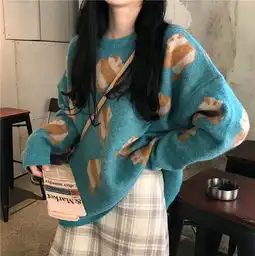 时髦的女人从来不将就,穿这样的毛衣,舒适得体,美得动人心弦