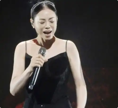黄绮珊换脸了瘦身后龅牙消失不见,演唱会秒变20岁少女