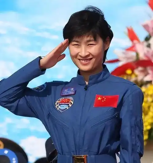 中国首位女航天员,回到地面后低调生活,如今怎么样了