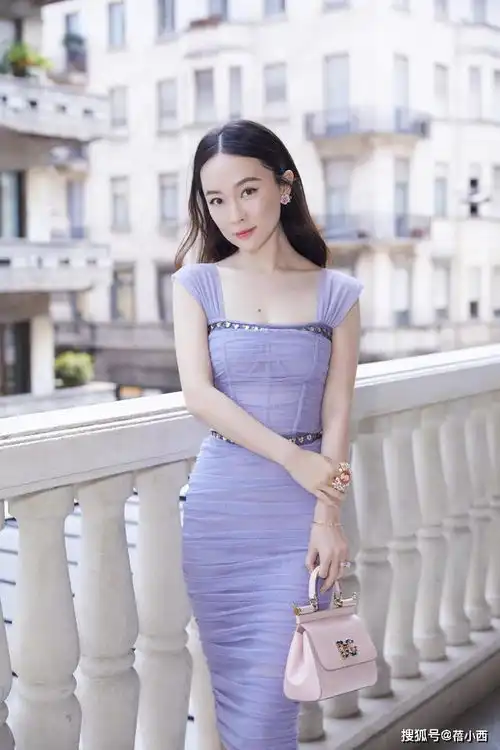 霍思燕杜江合体亮相,穿紫色紧身连衣裙太美了,难怪被宠成小公主