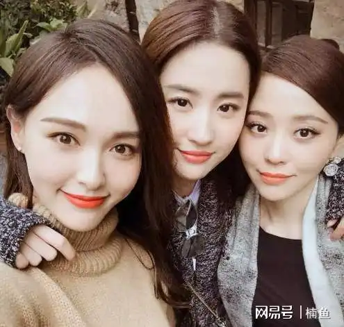 当景甜与刘亦菲同框,两位合影杀手简直就是神仙打架