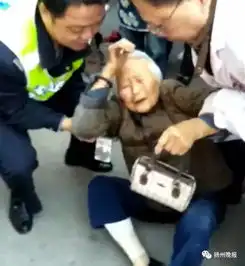 女司机开车撞飞搅拌机,又连撞7人据说她当时正在车上...