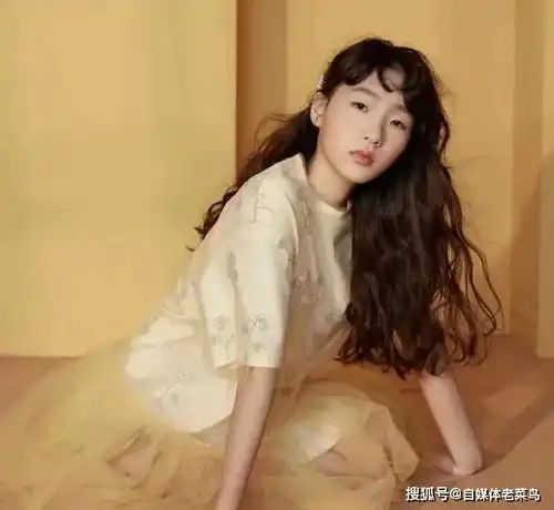 小s的女儿许俏妞长大了,要继承大小s的衣钵进入娱乐圈