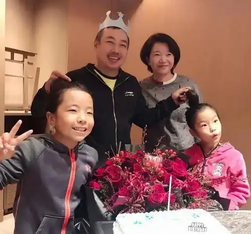 刘国梁罕晒10岁双胞胎女儿,8岁获世界冠军,总裁妻子身家过亿