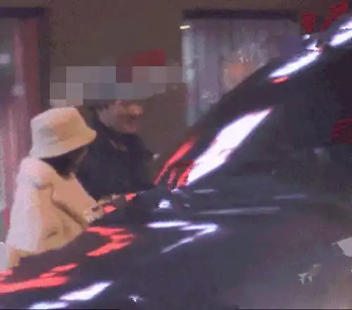毛晓彤新恋情曝光与高颜值神秘男戴情侣帽约饭后,同返爱巢
