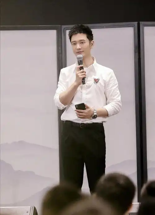 43岁黄晓明留胡须不显老,反而很有男人味,真是越来越有型了