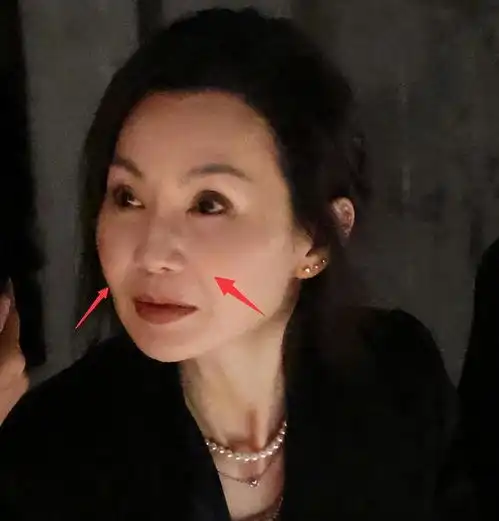 60岁张曼玉亮相上海大秀,生图脸僵颈部树纹,女星见她表情太精彩