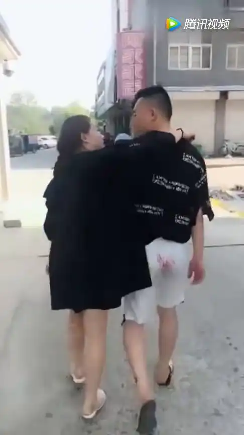 媳妇这样恶搞老公,美女看了都害羞