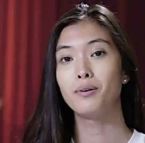 她拒绝承认是中国人,入美籍后向记者扬言别叫我中国女孩