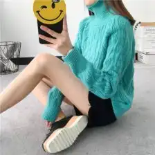 果绿色毛衣女