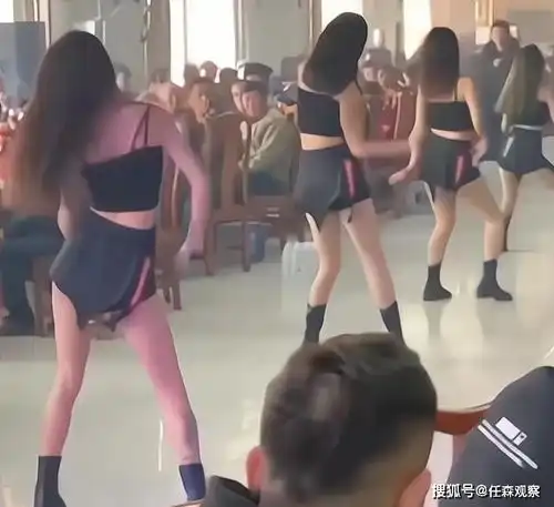 深圳短裙美女酒店内热舞,搔首弄姿旁若无人,大爷表情亮了