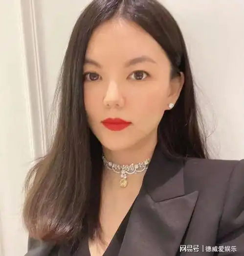 45岁李湘晒照秀财力脖子上黄色钻石太罕见,女儿首饰都万元起步