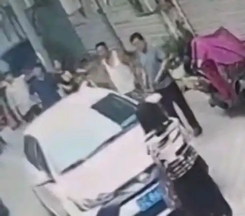 江苏徐州女司机因争执故意开车撞人,下车后粗暴拖拽伤者