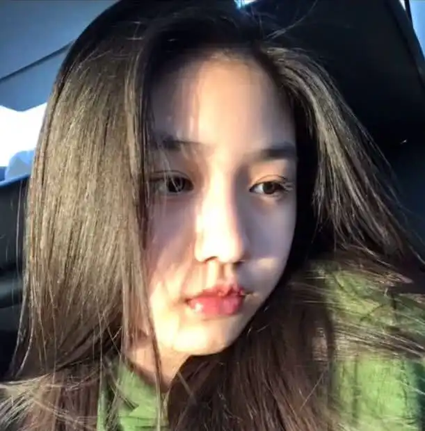 汪峰女儿小苹果终于露面气质变化大,网友完全遗传葛荟婕美貌