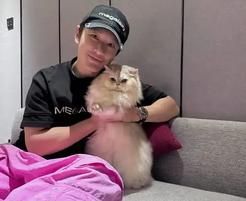 叶珂短袖搭牛仔裤打卡猫展自曝买门票被黄牛骗钱