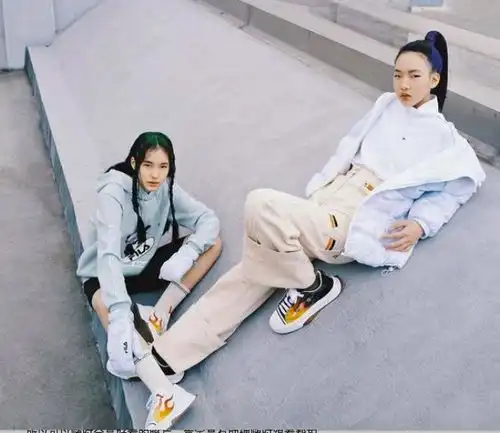 小s俩女儿走太妹风,许韶恩扎脏辫挑染,许曦文站路边还踩栏杆