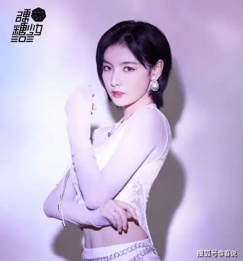 硬糖少女303一千零一夜,全员白衣着装,王艺瑾像在逃公主