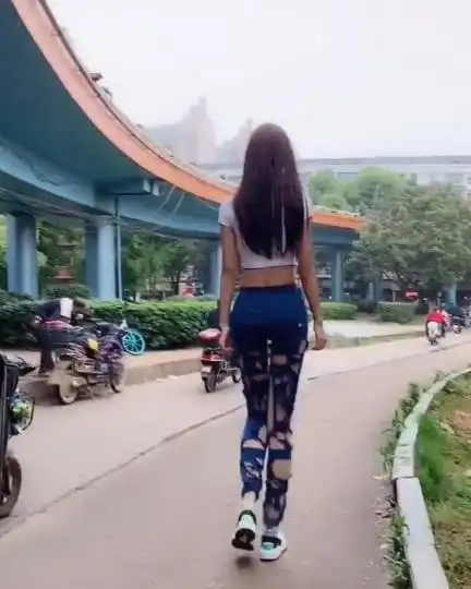 穿破洞裤的时尚美女,个性鲜明,不做路人甲