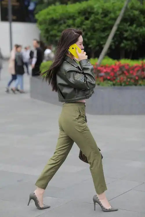 美女穿搭机车皮衣,正面是酷酷的帅,背影是婀娜多姿的美