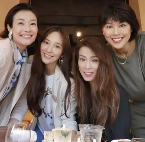 吴佩慈为好姐妹露面庆生,五年生下两儿两女,身材恢复曼妙如少女
