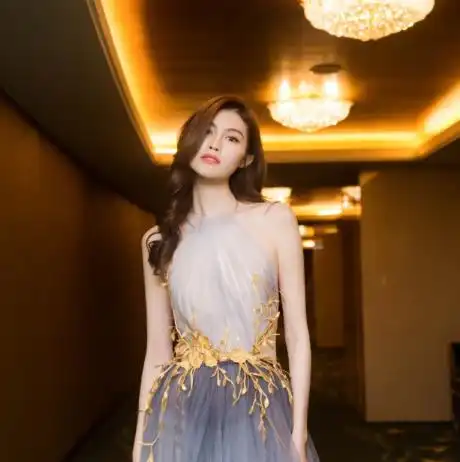 何仙姑真不是白叫的,何穗身穿渐变纱裙秀美背,美成月桂女神
