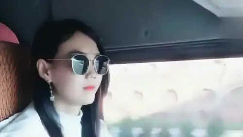 漂亮的卡车美女司机,戴着墨镜开车上高速,看起来真是太酷了