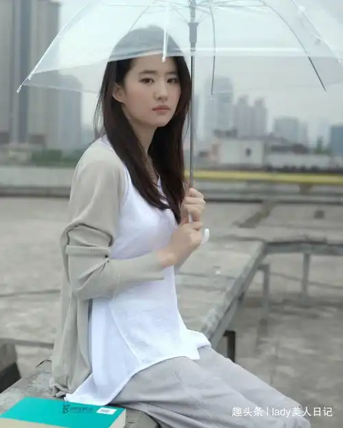 刘亦菲清纯写真曝光神仙姐姐永远肤白貌美,有点少女时代的感觉