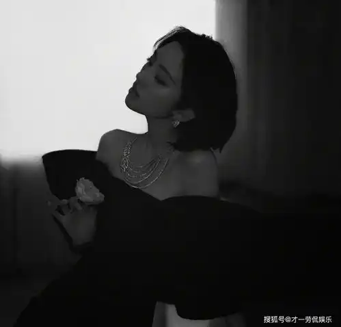 满满高级感唐艺昕尝试黑白氛围写真,甜美女孩变优雅女神