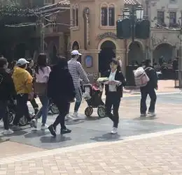 组图陈赫张子萱一家游迪士尼抱着女儿园内留影幸福甜蜜