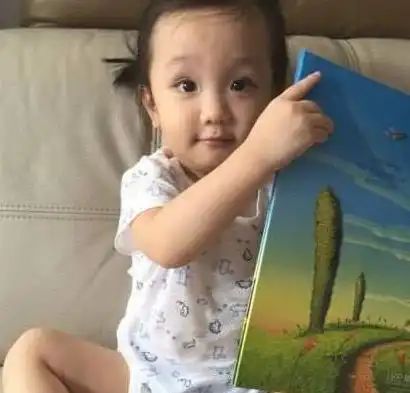 洪欣5岁女儿甜美可爱,穿搭小清新,大眼睛遗传了妈妈的美貌