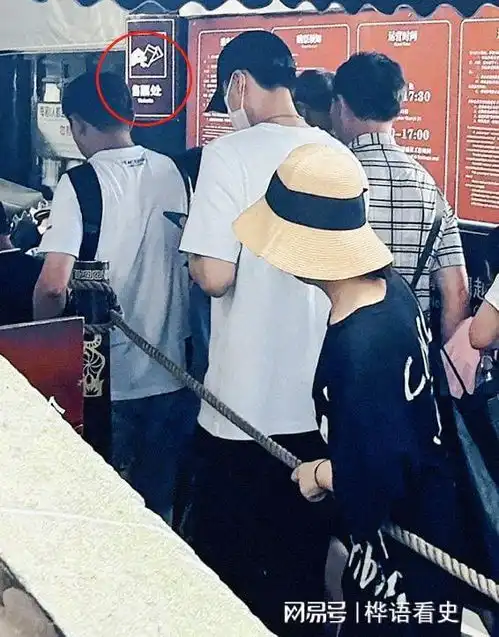 李易峰青城山被偶遇,主动帮女子拉绳,近照清瘦目光呆滞引质疑