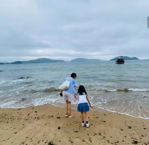 梁咏琪女儿幼儿园毕业,和同学郊游身高优越,弹唱妈妈的歌超治愈