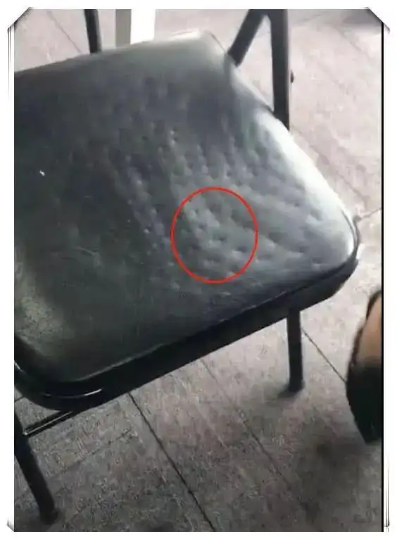 女子和闺蜜饭店吃饭,吃完结账时老板看了座椅,要求女子赔偿