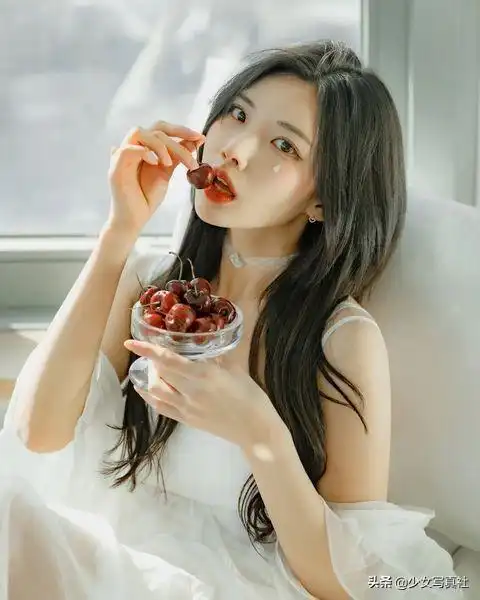 身穿白裙的纯欲少女