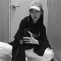 qq头像女生戴帽子黑白色