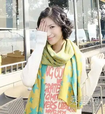 在冬天,女孩们用她们的小而短的头发来争夺降龄女王的头衔