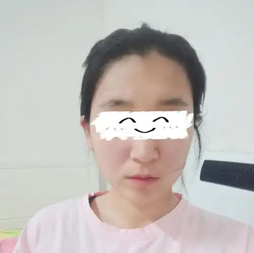 呜呜呜长这样请各位美女帮忙分析一下脸型并推荐合适的发型