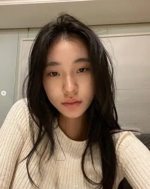 小s俩女儿相继晒照力挺妈妈,15岁妹妹风格成熟,身材初现女人味