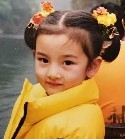盘点女星童年照关晓彤呆萌杨紫甜美,欧阳娜娜可爱到犯规