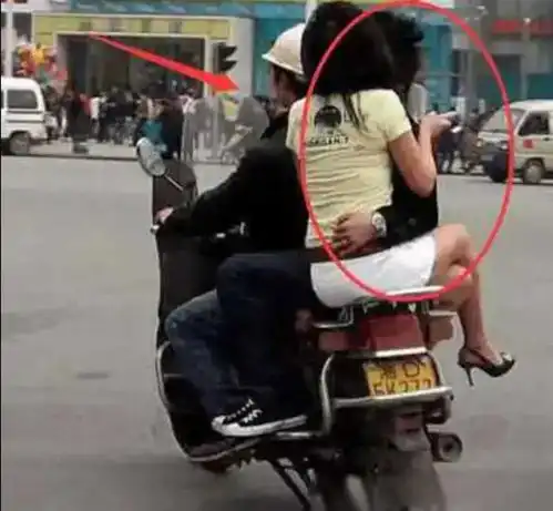 现在女大学生太开放,这么隐私的东西露在外面,男人看了都脸