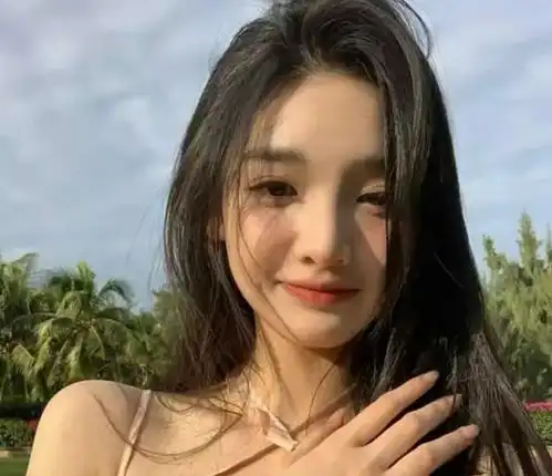 王思聪现身酒吧泡妹,紧搂新欢两人吞云吐雾,身边还围绕十位美女
