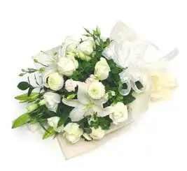 清明节花束b白玫瑰9枝白香水百合2枝,白菊或白康乃馨点缀,配绿色叶材节日鲜花