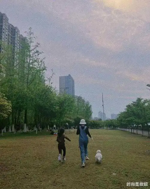 郝劭文二婚妻子真洋气,穿背带牛仔裤像少女,一家三口真温馨