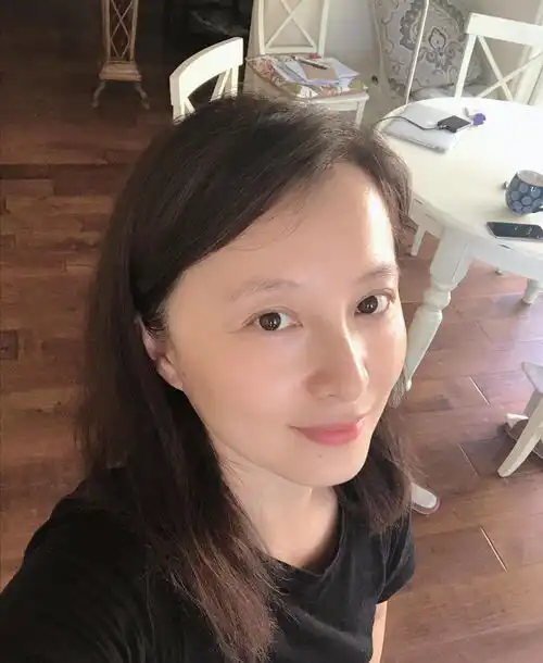 美女演员徐露当红时嫁大7岁老公,46岁与17岁女儿同框似姐妹