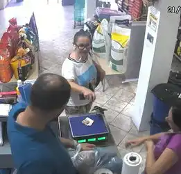 滑稽一刻巴西一女子商店付款钱被鸟叼走
